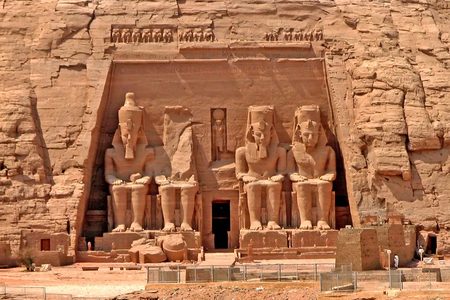 تماثيل ضخمة لرمسيس الثاني في وضع الجلوس تحيط بمدخل المعبد الكبير في Abu Simbel