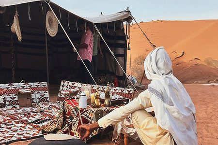 تشكيلات صخرية من الطباشير الأبيض على شكل فطر في «الصحراء البيضاء» تحت سماء وردية فاتحة